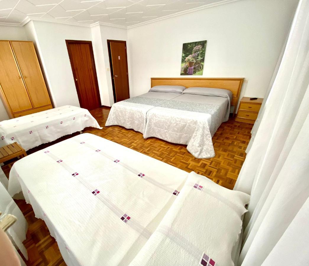 Garden Lodge Hostal Evencio リバダビア エクステリア 写真