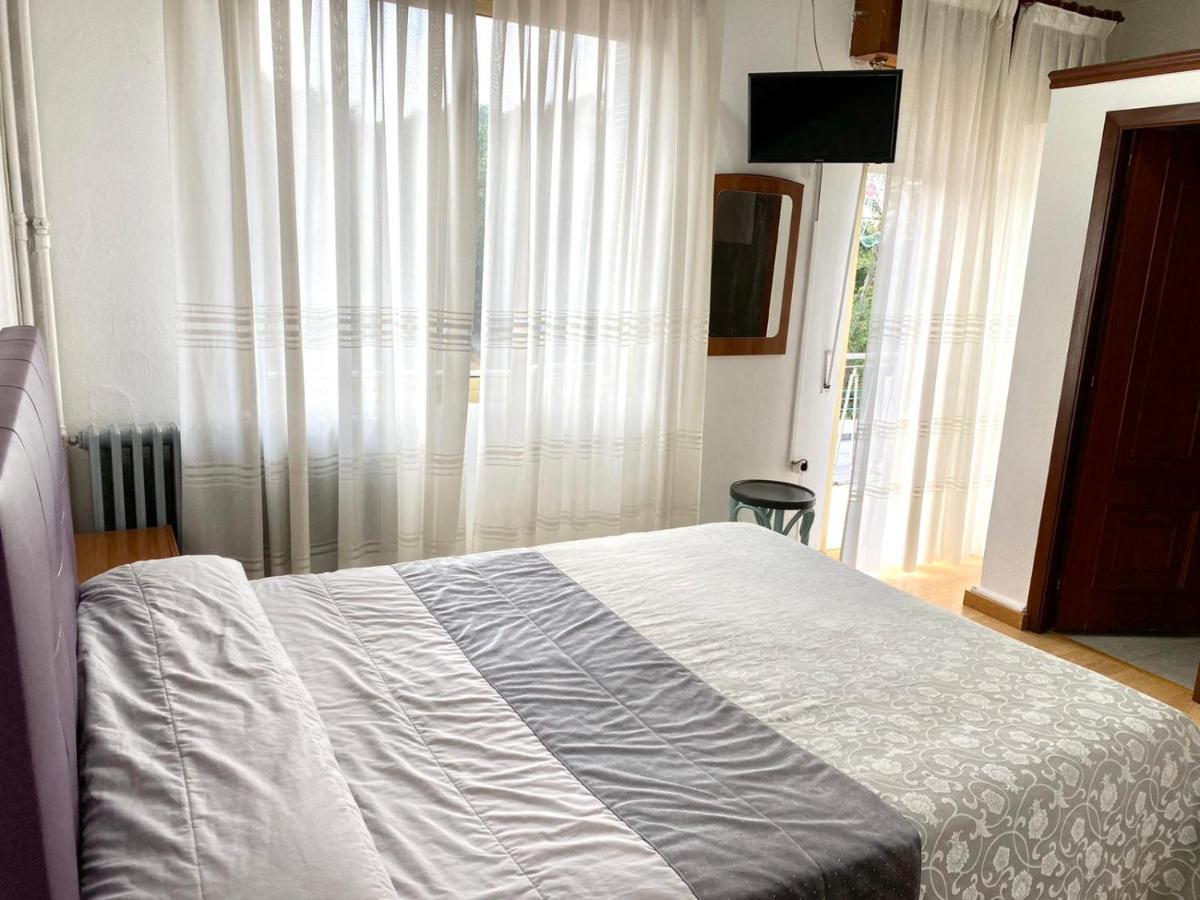 Garden Lodge Hostal Evencio リバダビア エクステリア 写真