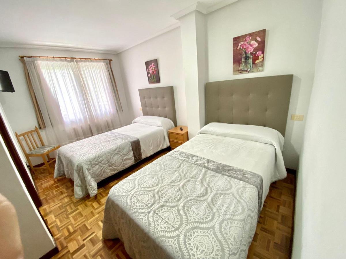 Garden Lodge Hostal Evencio リバダビア エクステリア 写真