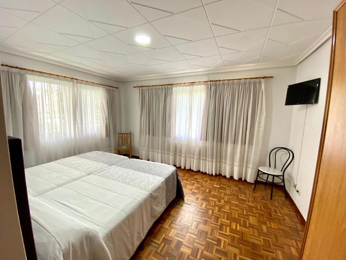 Garden Lodge Hostal Evencio リバダビア エクステリア 写真