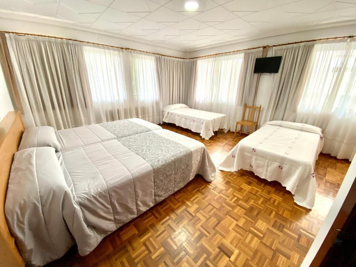 Garden Lodge Hostal Evencio リバダビア エクステリア 写真