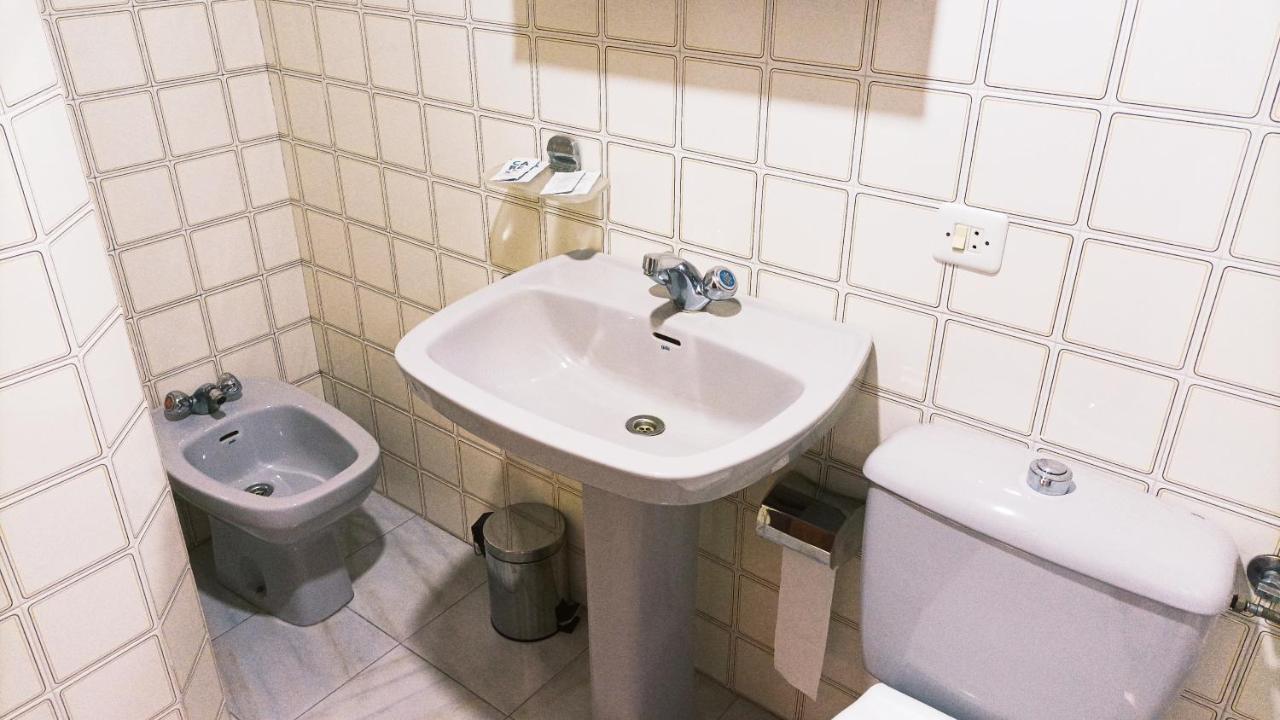Garden Lodge Hostal Evencio リバダビア エクステリア 写真