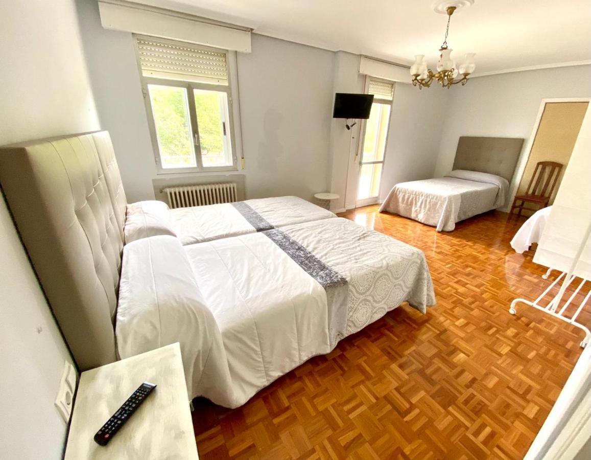 Garden Lodge Hostal Evencio リバダビア エクステリア 写真
